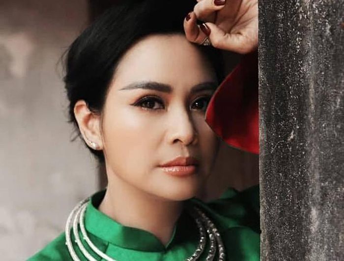  Có vóc dáng đậm người, Thanh Lam thường mặc những bộ váy phom rộng. Ca sĩ có gu màu sắc đa dạng, song vẫn thường ưu ái những gam màu tối khi tham dự sự kiện 