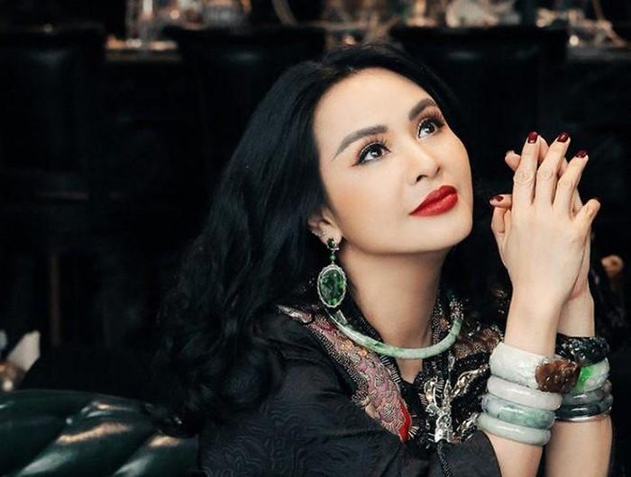  Ca sĩ Thanh Lam, tên đầy đủ là Đoàn Thanh Lam, là con gái của nhạc sĩ Thuận Yến và NSƯT Thanh Hương 