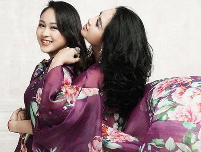  Thiện Thanh sinh năm 1996, là con gái của Diva Thanh Lam và nhạc sĩ Quốc Trung 