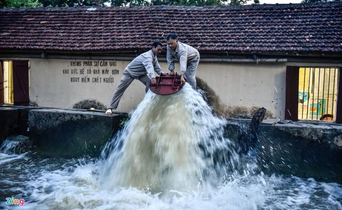  "Tuy nhiên, niềm vui lớn với chúng tôi là máy móc hoạt động thông suốt, nước có kịp thời để phục vụ bà con chăm sóc lúa đã cấy", công nhân Lê Văn Sơn chia sẻ. 