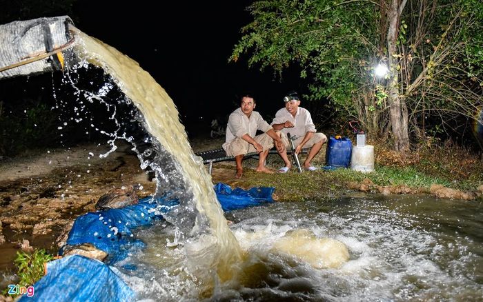  Những đêm gần đây, máy bơm hoạt động liên tục. Các công nhân phải trắng đêm thay nhau kiểm tra, theo dõi. 