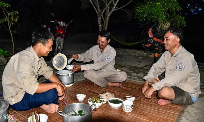  Hơn 19h, nhóm công nhân mới được nghỉ ngơi ăn cơm tối. Lúc này, họ mới có thời gian thảnh thơi trò chuyện về công việc và cuộc sống. 