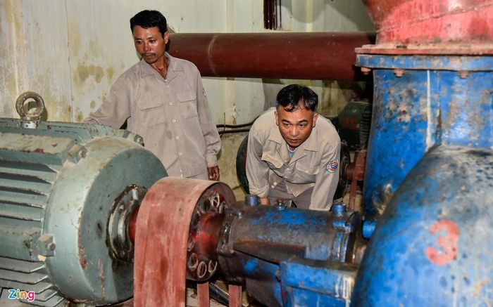  Từ ngày 25/5 đến nay, Trạm bơm B4-10 (thuộc xã Đồng Tiến, huyện Triệu Sơn) hoạt động liên tục không ngừng. Khu nhà đặt máy bơm mùa này nóng như lò sưởi khiến nhóm công nhân vất vả thêm. 