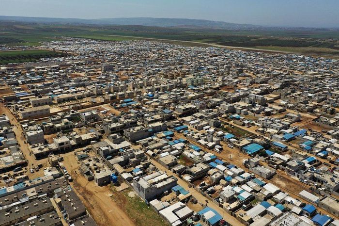  Toàn cảnh trại tị nạn ở thị trấn Atma, tỉnh Idlib của Syria. Đại dịch Covid-19 sẽ khiến việc viện trợ thực phẩm cho khu vực như thế này gặp khó khăn. Ảnh: AP. 
