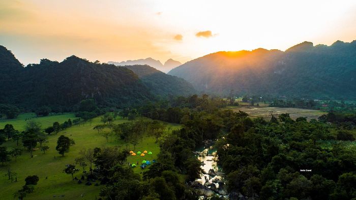 Đón bình minh ở thung lũng bản Còi, Ngân Thủy.
