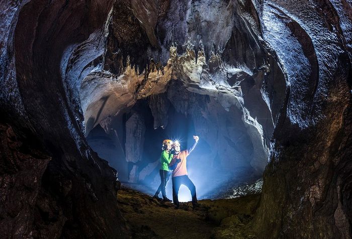 Vòm hang hình trái tim rất lãng mạn đối với các bạn trẻ.