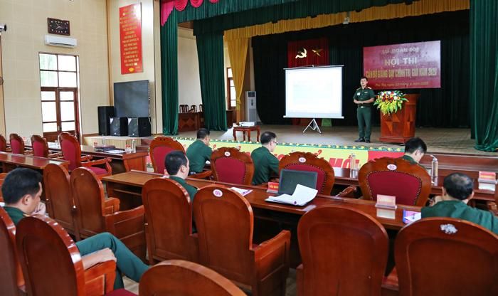  Cán bộ chính trị Lữ đoàn 604 dự thi thực hành giảng bài chính trị.