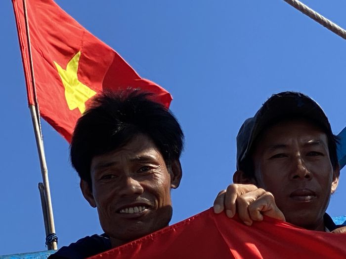 Niềm vui ngư dân có cờ mới làm chỗ dựa. Ảnh: Lê Xuân Sơn