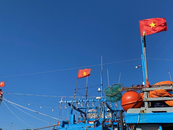 Cờ mới trên tàu cá vươn khơi