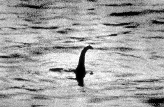 Bức hình đầu tiên chụp được về sinh vật được cho là quái vật hồ Loch Ness ở Scotland