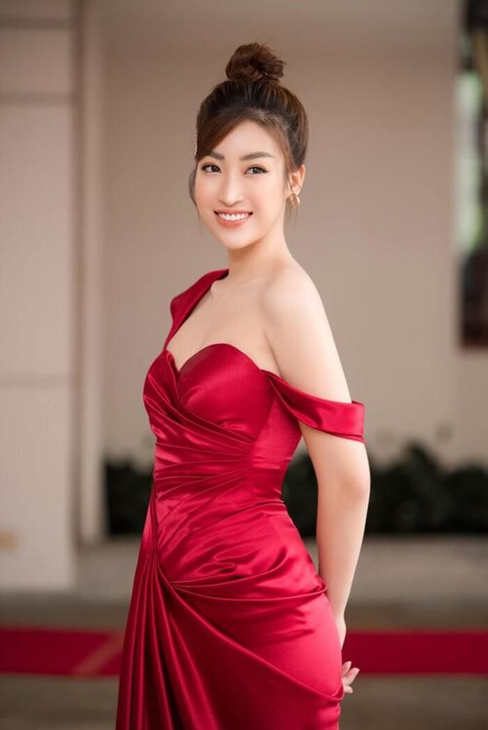 Nhan sắc "hoa nhường nguyệt thẹn", quả thật cả 3 mỹ nhân Nhã Phương, Ngọc Trinh và Đỗ Mỹ Linh đều khiến khán giả chẳng thể phân định được ai đẹp hơn ai.