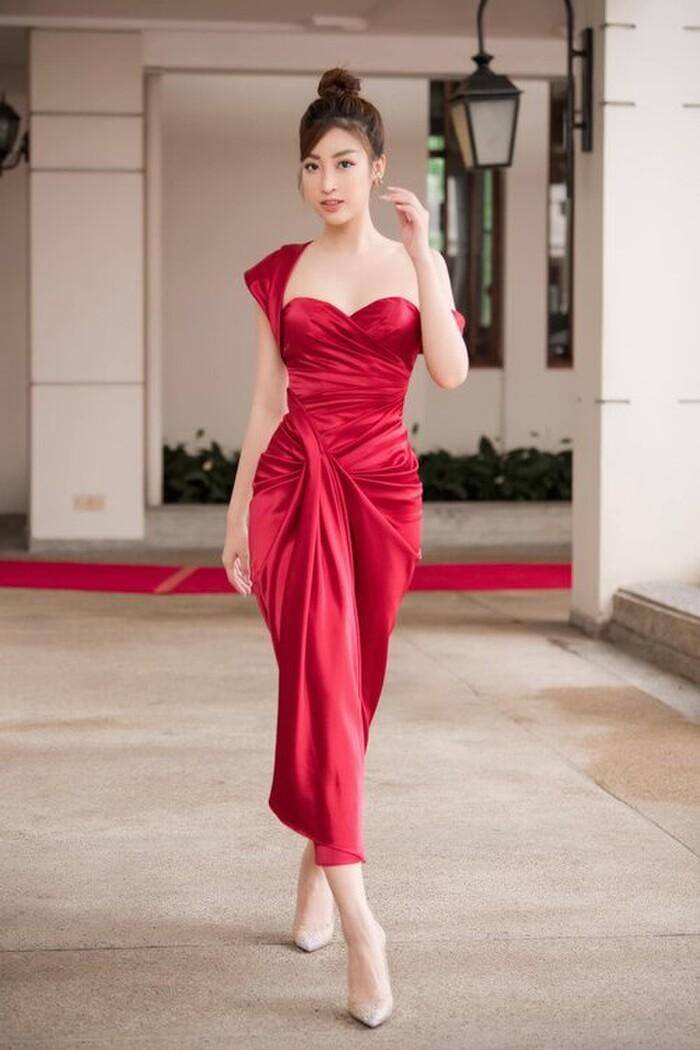 Nếu Ngọc Trinh diện bộ cánh này thiên về hướng gợi cảm, thì Đỗ Mỹ Linh lại toát lên sự sang trọng, quyến rũ.