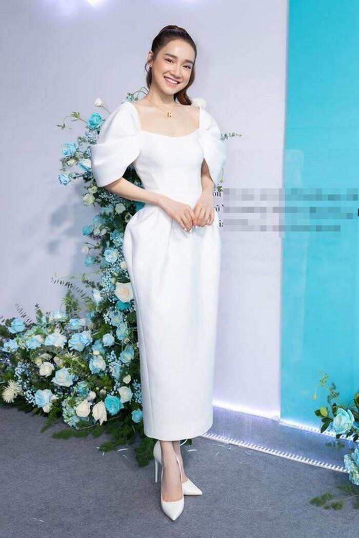 Phong cách nhã nhặn, thanh tao, thế nên chỉ một sợi dây chuyền vàng lấp lánh đã đủ khiến bà xã Trường Giang tỏa sáng.