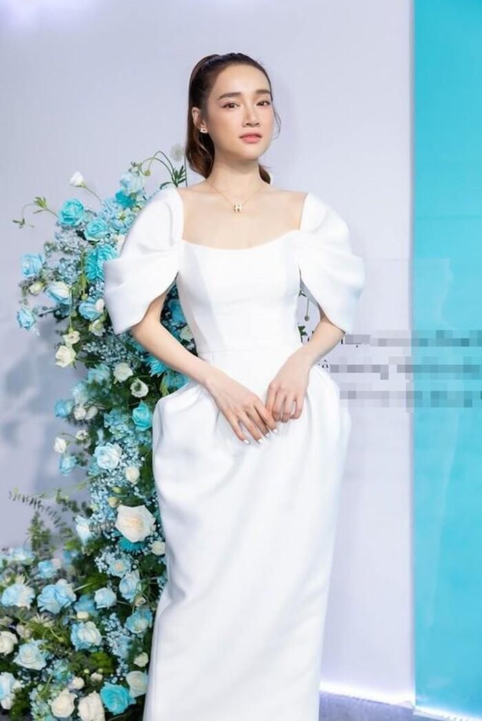 Trước đó, Nhã Phương cũng từng diện qua thiết kế này nhưng phần cúp ngực được chỉnh sửa sao cho phù hợp với phong cách của bà mẹ một con.