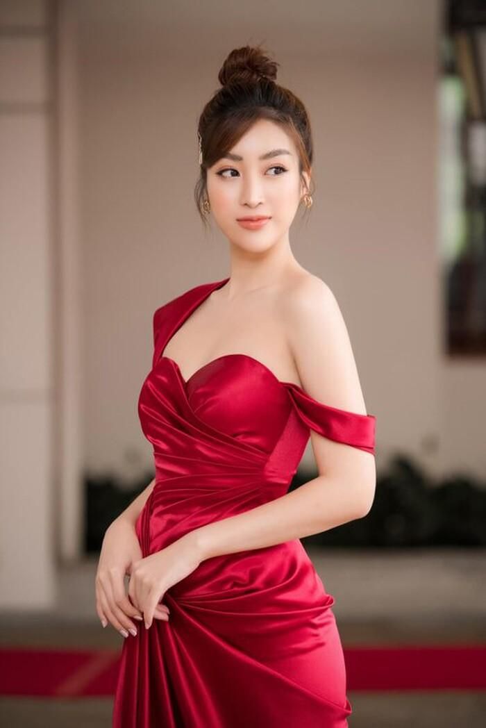 Ngoài ra, nàng hậu còn có sự chỉnh sửa một tí nơi chân váy, không xẻ cao như Ngọc Trinh mà có phần kín đáo hơn.
