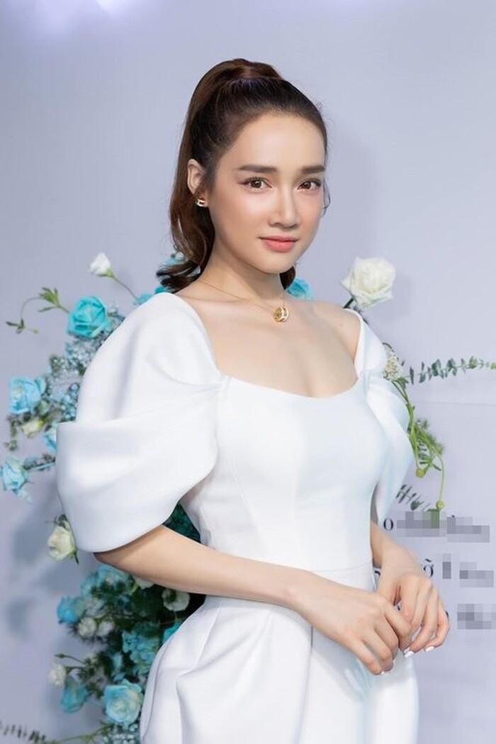 Thay vì kiểu tóc xõa nhẹ nhàng như những lần xuất hiện trước, lần này Nhã Phương chọn cho mình kiểu tóc cột cao, khoe khéo gương mặt thon gọn.