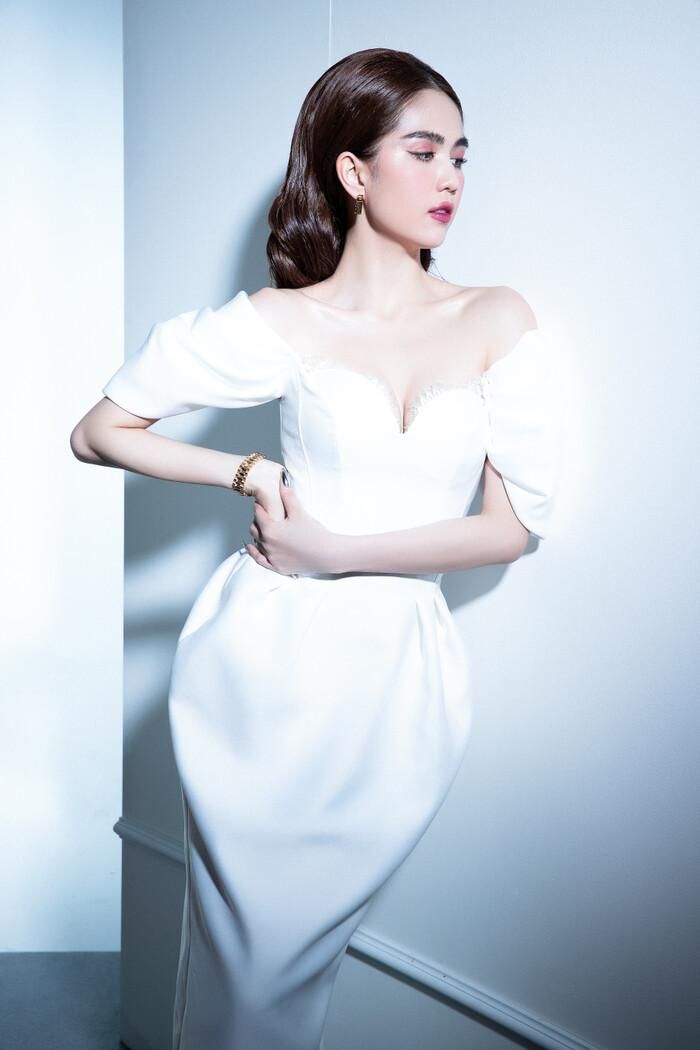 Những tưởng tông màu trắng không hề nổi bật nhưng chính sự thanh tao này còn khiến vẻ sắc sảo, gợi cảm của Ngọc Trinh thêm phần nổi bật.