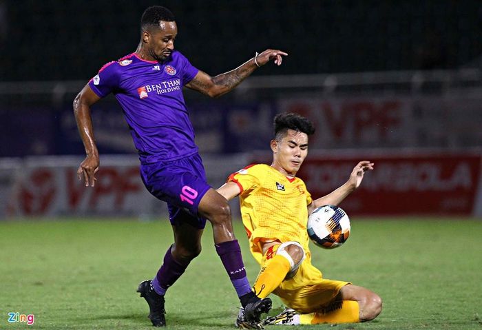 Người ấn định chiến thắng 3-0 cho CLB Sài Gòn là Pedro, anh sẽ vắng mặt trong chuyến làm khách trước CLB Nam Định ở vòng 10. Ngoại binh này đã nhận thẻ vàng thứ 3 trong trận đấu gặp đội Thanh Hóa. Đây là tổn thất lớn cho đoàn quân ông Vũ Tiến Thành.