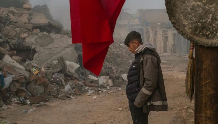  Ông Erdogan vẫn kiên định với dự án, thuyết phục các ngân hàng của Thổ Nhĩ Kỳ vào cuộc và rót vốn thay cho đối tác châu Âu. Chính quyền cho di dời người dân đến 2 thị trấn được xây mới hoàn toàn. Đường cao tốc và cầu tránh hồ thủy điện cũng được xây thêm. Một quan chức địa phương tiết lộ những công ty thắng thầu có liên hệ với chính phủ của ông Erdogan và toàn bộ dự án đã trở thành cơ hội kiếm tiền. Ảnh: New York Times. 