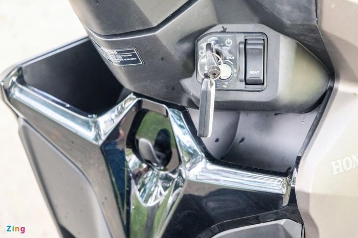 So với Vario 150, Vario 125 có một số khác biệt như cặp mâm đa chấu thẳng và hệ thống khóa cơ (Vario 150 sử dụng khóa thông minh). 