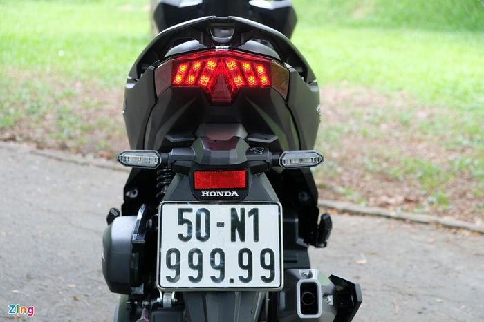  Theo nhân viên cửa hàng, chiếc Vario này thuộc phiên bản 125, đời 2020 mới nhất. Nhờ sở hữu biển số đẹp, chiếc tay ga được rao bán với giá 900 triệu đồng, gấp 20 lần mức giá 45 triệu đồng của xe nguyên bản. 