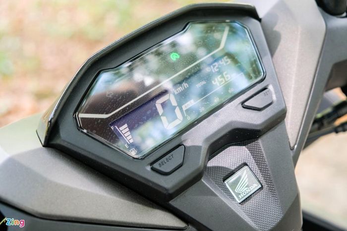  Vario 125 được trang bị đồng hồ LCD kỹ thuật số tiêu chuẩn. Đồng hồ này hiển thị đầy đủ các chức năng cơ bản, đáng chú ý là cảnh báo bình điện và nhắc nhở thay dầu động cơ. 