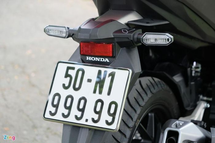  Trong văn hóa phương Đông, số 9 được ưa chuộng nhờ ý nghĩa may mắn, lâu dài. Do đó, biển số xe có số 9 rất được quan tâm, nhất là tại Việt Nam và Trung Quốc. Những biển số có càng nhiều số 9 thì giá trị sang nhượng càng lớn. 