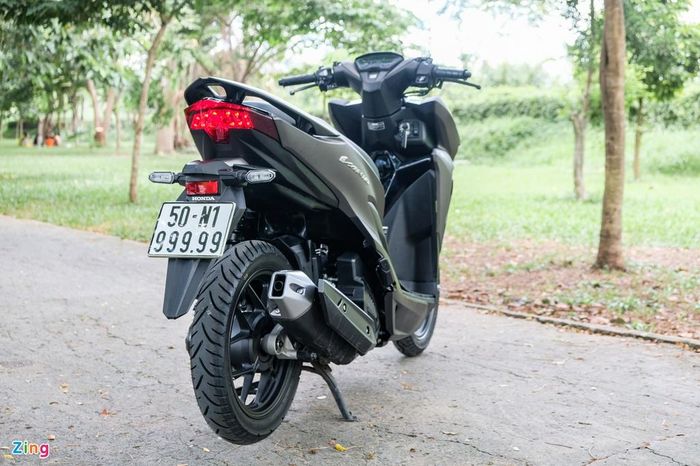  Chiếc Vario đang hot này thuộc sở hữu của anh Hưng Từ - chủ cửa hàng xe máy 176 (quận 6 - TP.HCM). Ban đầu, chiếc Vario này thuộc sở hữu của một người phụ nữ tại quận Bình Tân, vừa được đăng ký hồi cuối tháng 6. 