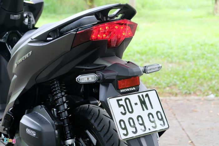  Sau khi đăng ký được biển số 999.99 này, chủ xe nhận được nhiều lời chào mua lại nhưng anh Hưng là người may mắn nhất được chủ xe nhượng lại. 