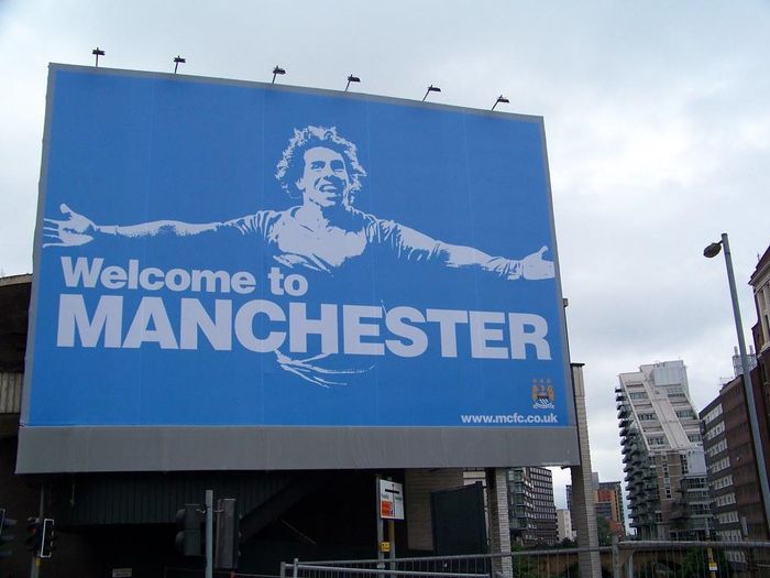  Thời điểm Man City phải dựa vào những tấm biến quảng cáo như thế này để khuếch trương thanh thế đã qua. Ảnh: AP. 