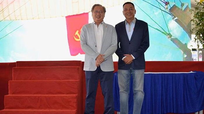 Chủ tịch Liên đoàn dù lượn thể thao TP.HCM Lương Hoàng Hà (phải) và Phó Giám đốc Sở Văn hóa, Thể thao TP.HCM Mai Bá Hùng. Ảnh: BM