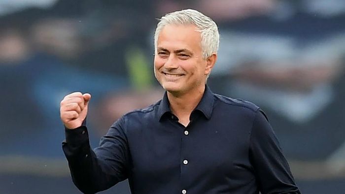 Nụ cười của Mourinho sau khi Gà trống có thêm 3 điểm, nhiều cơ hội dự Europa League mùa sau