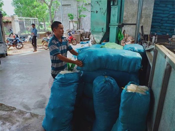 Anh Chung chuẩn bị hàng để giao cho khách.
