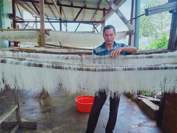 Anh Chung kiểm tra sản phẩm bún khô trước khi đóng gói.