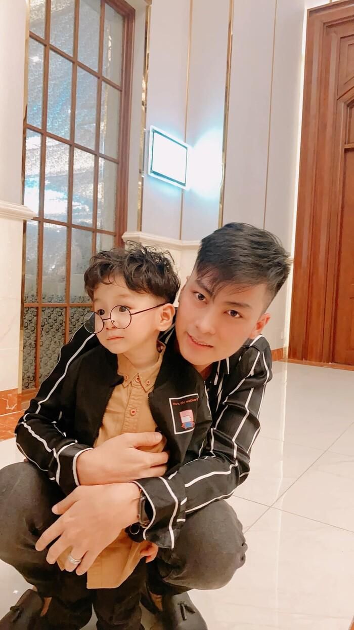 Không chỉ được 'chăm chút' đầu tóc, Kubi còn được mẹ cho diện cả cây đồ chất lừ, nổi bật