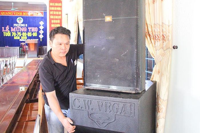  Anh Hoàng Đình Ánh phục vụ âm thanh tại một sự kiện. Ảnh: T.L 