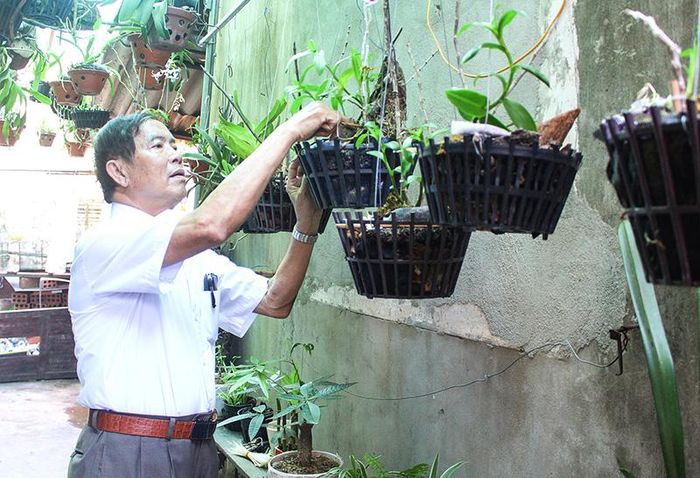  Phút thảnh thơi của ông Phạm Ngọc Chánh sau khi hoàn thành công việc mỗi ngày của khu phố. Ảnh: T.L 