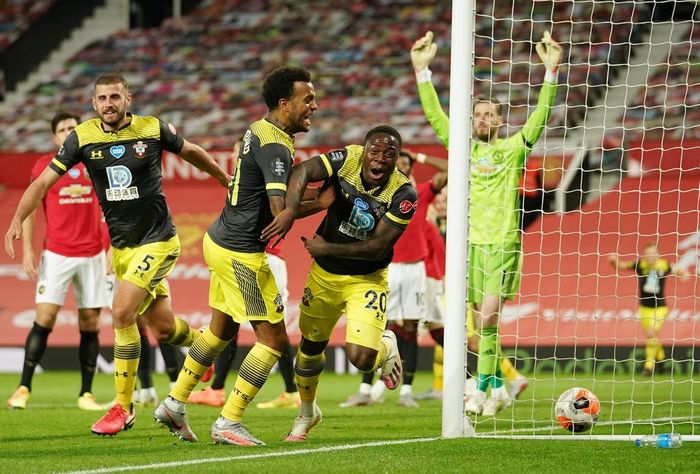 Southampton tận dụng lợi thế về quân số để gỡ hòa 2-2 ở phút 90+6. Cầu thủ vào sân thay người Obafemi dứt điểm ở cự ly gần khiến hàng thủ đội chủ nhà hoàn toàn bất lực.