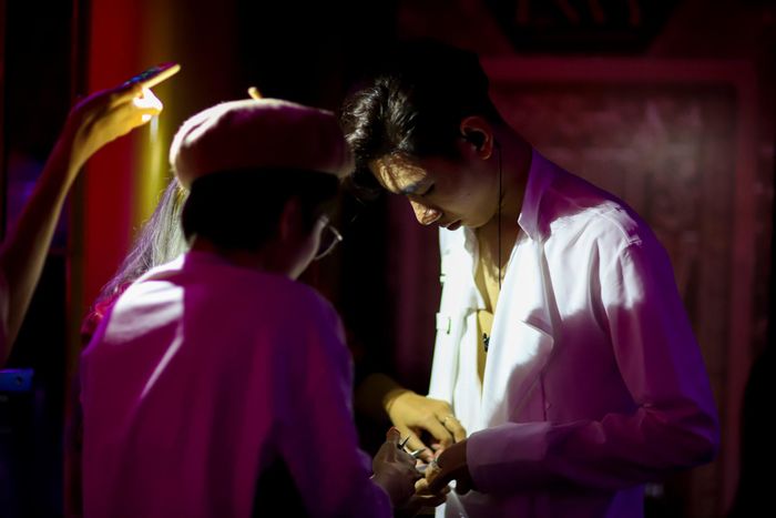  Mọi thứ đã suôn sẻ ngoài sức mong đợi. Tôi thay đồ để chuẩn bị cho phần cuối cùng của đêm nhạc: Giới thiệu cộng sự mới APJ. Chúng tôi cùng hy vọng có thể hòa hợp và trở thành cặp đôi mới của nhạc Việt. 