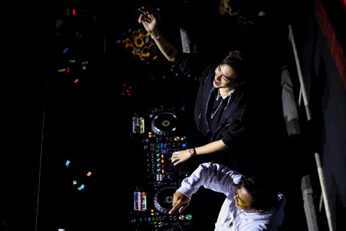  Xung quanh tôi lúc này là Masew, Anh Tú, Peanut, Huyền Tâm Môn, DJ Vinjaz, Wren Evans, Ryo, bộ đôi DJ 39Kingdom, APJ. Họ đều là những người thân thiết, đã và đang đồng hành với K-ICM. 