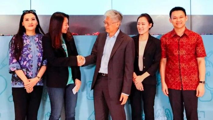  Các thành viên thế hệ thứ ba của gia tộc Wadjaja trong một hội nghị. Ảnh: Nikkei. 
