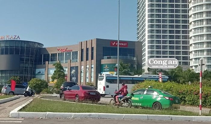 Chiếc xe khách de lui để sửa sai khi lỡ chạy lên cầu sông Hàn.