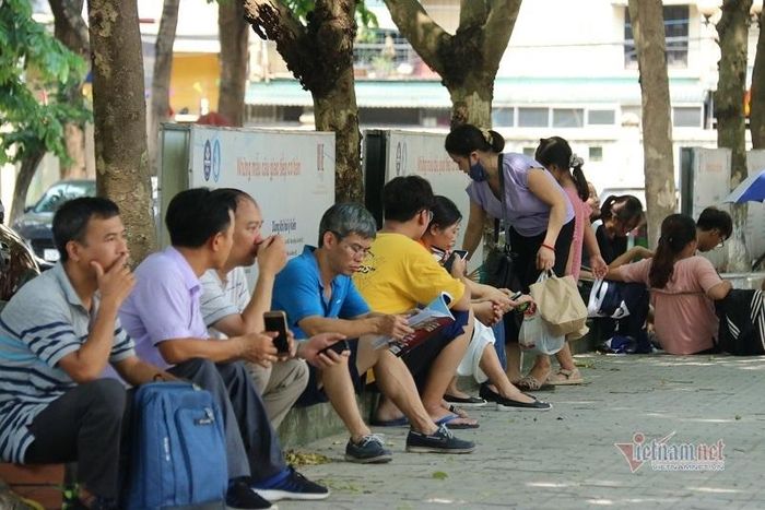 Nhiều phụ huynh chuẩn bị cả đồ ăn để trực chiến cùng con thi vào 10.