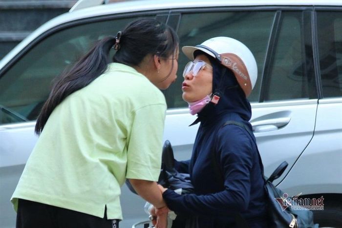 Chắc hẳn người mẹ muốn cô con gái của mình vững tâm hơn trong giờ thi sắp tới.