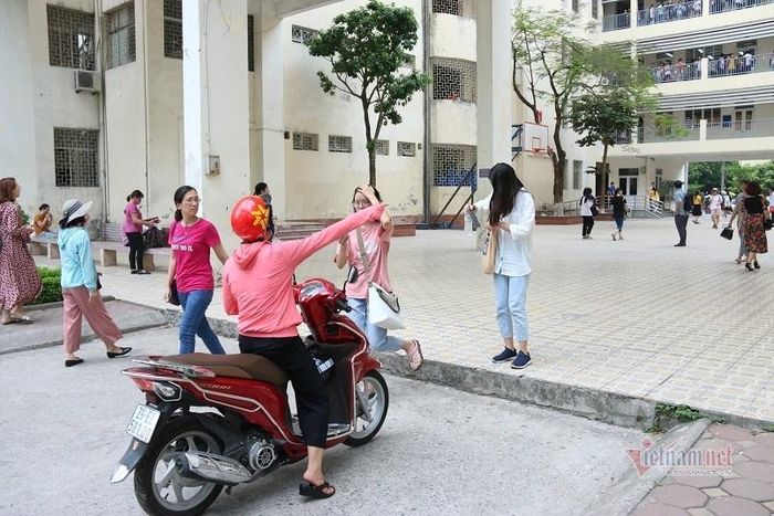 Gần sát giờ vào phòng thi, sau khi gọi vọng vào không được, vị phụ huynh phóng xe vào sát sân trường để nhắc đi nhắc lại cô con gái của mình phải tắt chuông điện thoại, tránh vi phạm quy chế thi.