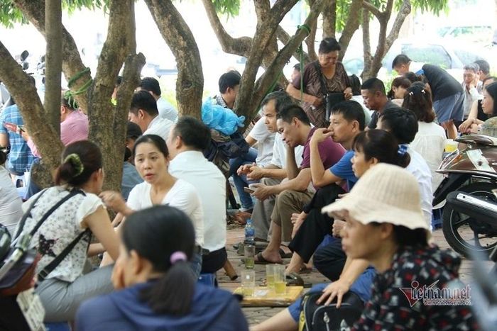 Mỗi người một vẻ nhưng chung niềm thấp thỏm.