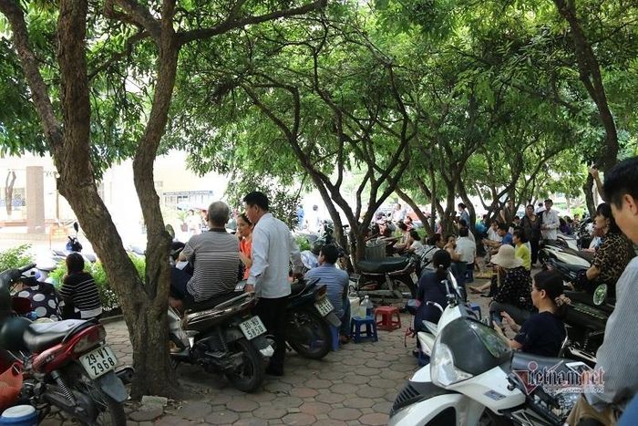 Phụ huynh ngồi đợi con thi vào lớp 10 kín phía trước cổng trường.