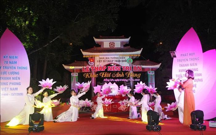 Chương trình nghệ thuật tại buổi lễ "Thắp nến tri ân". Ảnh: Phan Quân/TTXVN