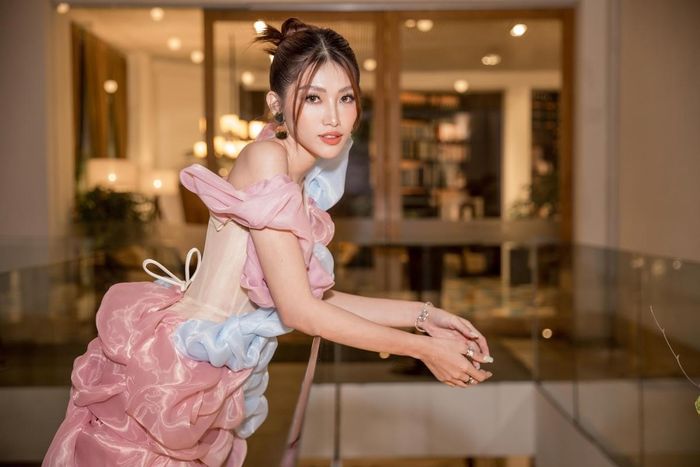 Để xây dựng hình ảnh MC chuyên nghiệp, Quỳnh Châu cho biết sẽ phải dành nhiều thời gian rèn luyện, học hỏi từ nhiều người. Cô đang trau dồi thêm khả năng tiếng Anh, ứng xử, cũng như trang bị các kiến thức xã hội, để mỗi lần "cầm mic" sẽ khéo léo hơn.
