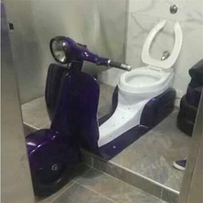 Vừa "giải quyết nỗi buồn" vừa lái xe.
